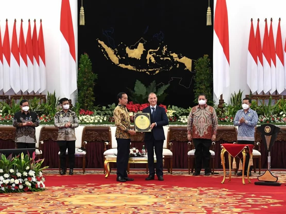 Presiden Joko Widodo menerima penghargaan IRRI yang diserahkan Jean Balié di Istana Negara, 14 Agustus 2022.