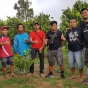 Foto bersama petani jeruk organik Bali