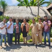 foto-bersama-dinas-dan-petani-strawberry