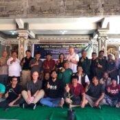 foto-bersama-petani-dan-buyer-vanili