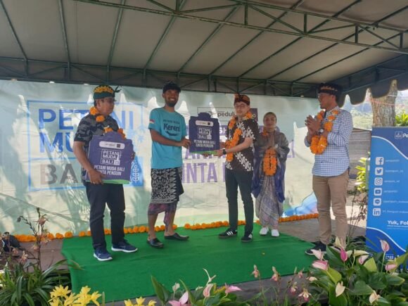 Penyerahan 30 Unit Tandon Air untuk Petani Muda Keren
