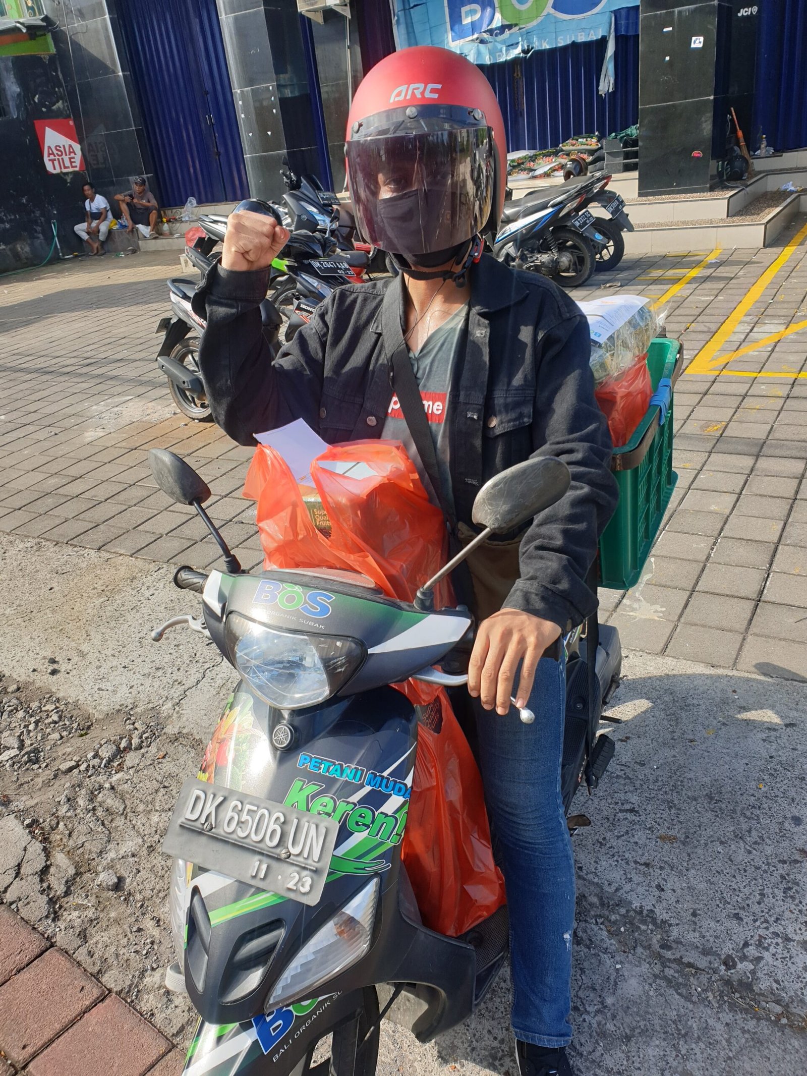 Kurir BoSFresh bersiap mengantar pesanan produk pertanian kepada konsumen