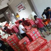 Tim Bali Organik Subak menangani buah dalam keranjang di packing house untuk kebutuhan ekspor.