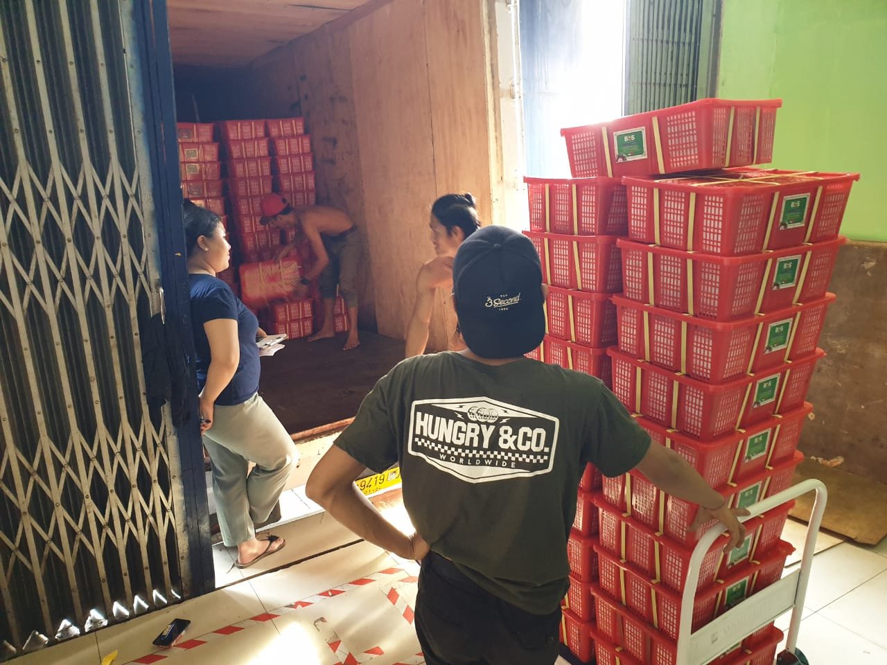 Keranjang buah ditata dalam proses persiapan pengiriman BOS EXPORT.