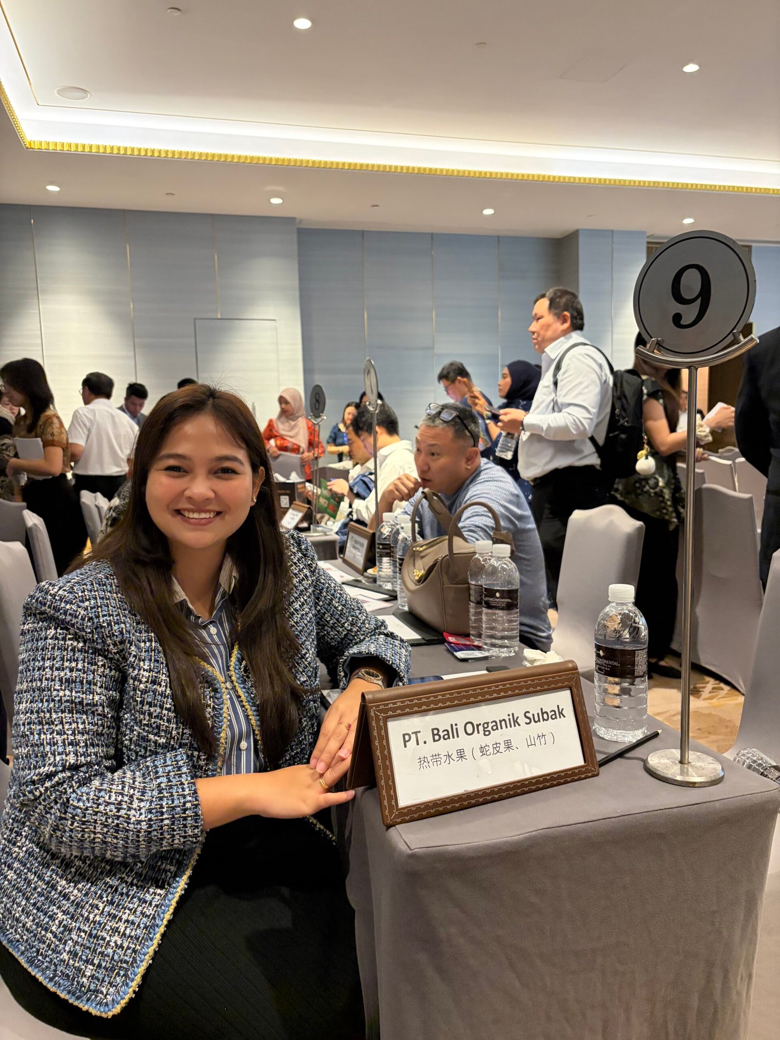 Dwi Permata Sari di meja PT Bali Organik Subak saat business matching di Shanghai