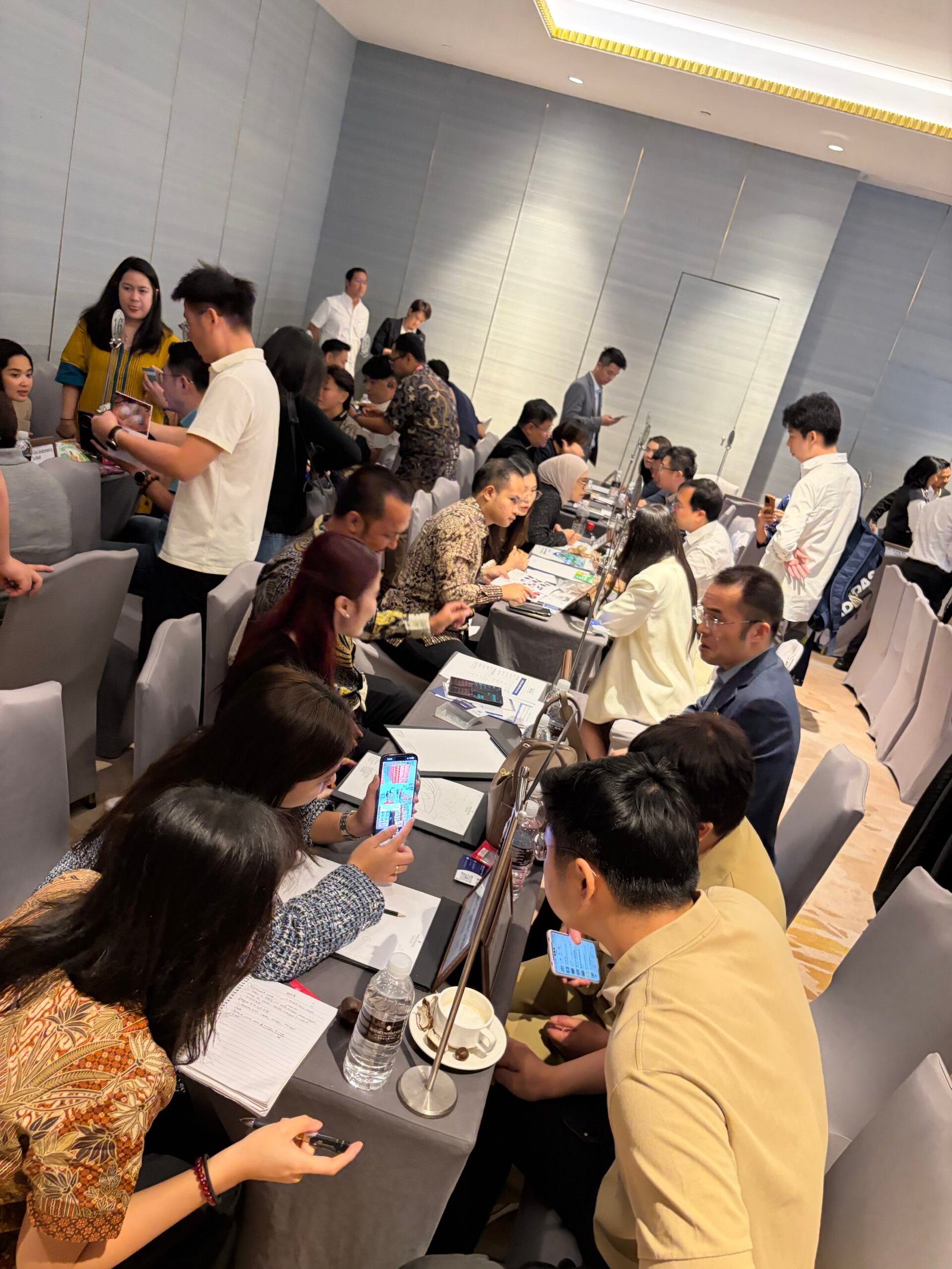 Dwi Permata Sari menandatangani dokumen kerja sama dalam misi dagang Shanghai