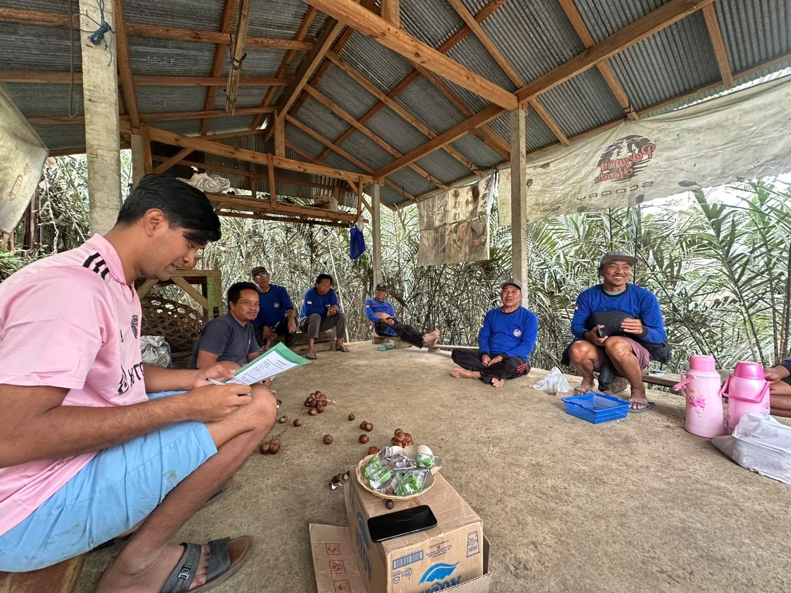 Bli Agung Wedhatama berdiskusi santai bersama petani salak di tempat pertemuan kelompok