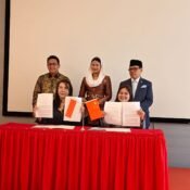 CEO BOS Dwi Permata Sari dan mitra Tiongkok memperlihatkan dokumen MoU ekspor salak di Shanghai