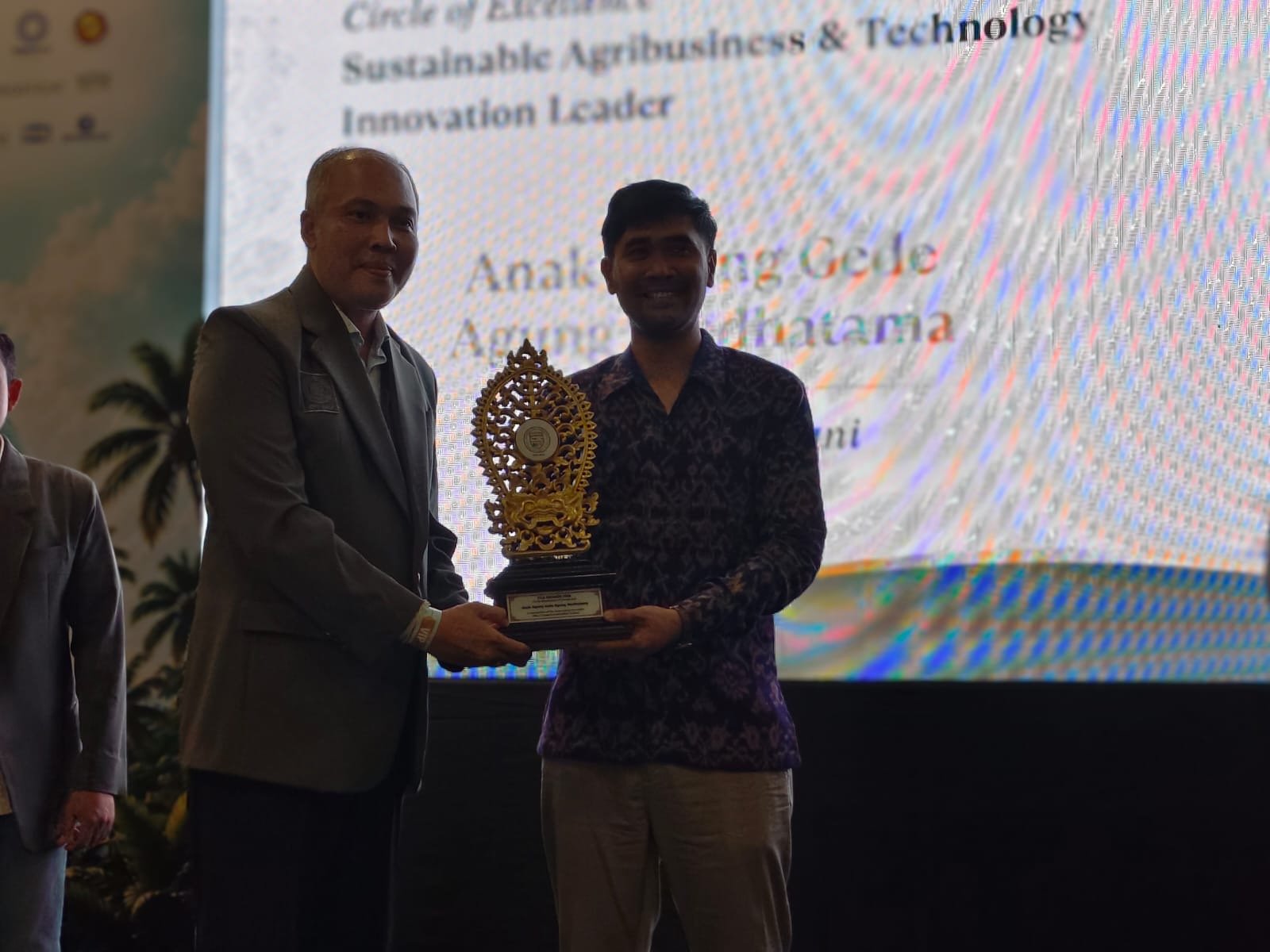 Agung Wedhatama menerima ITLS Award 2026 IHGMA Bali Circle of Excellence