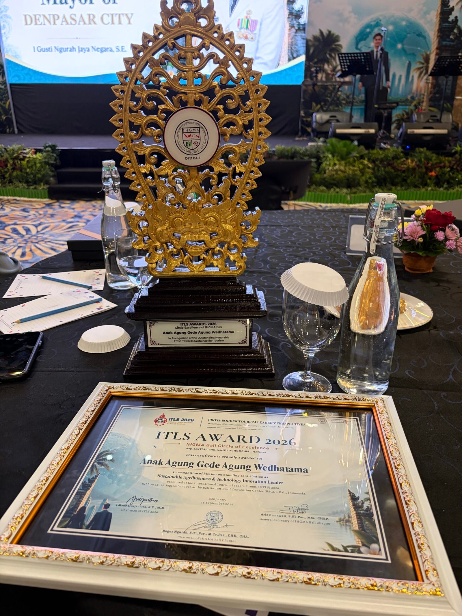 Agung Wedhatama menerima ITLS Award 2026 IHGMA Bali Circle of Excellence