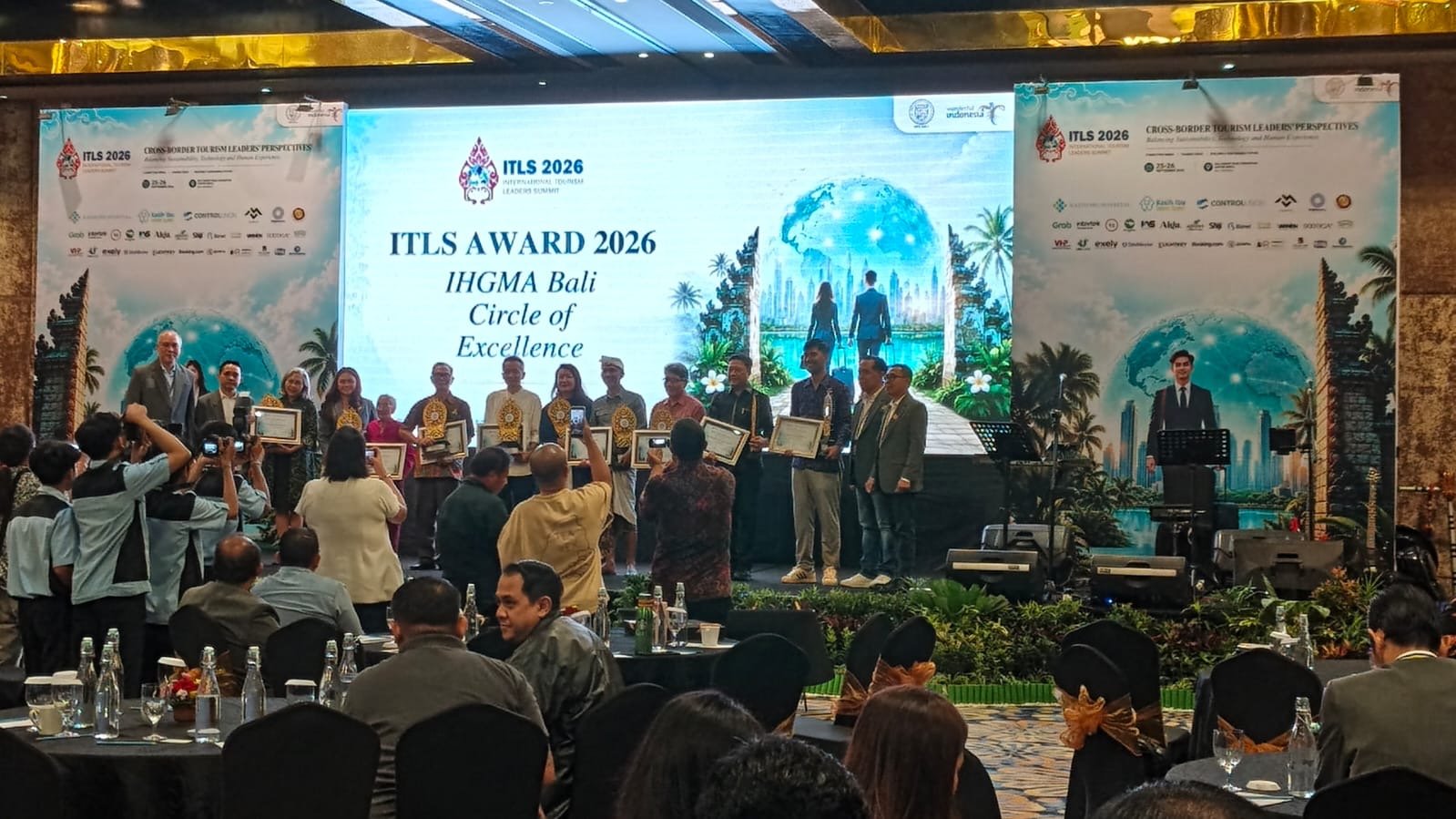 Agung Wedhatama menerima ITLS Award 2026 IHGMA Bali Circle of Excellence