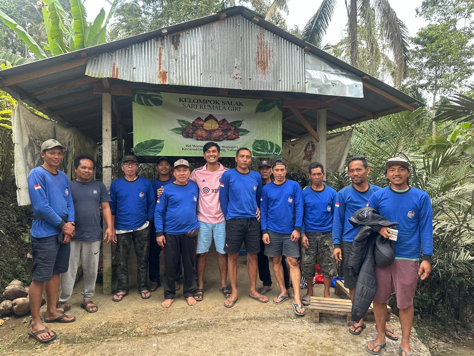 Foto bersama anggota kelompok tani salak Sari Kumala Giri di Selemadeg Tabanan