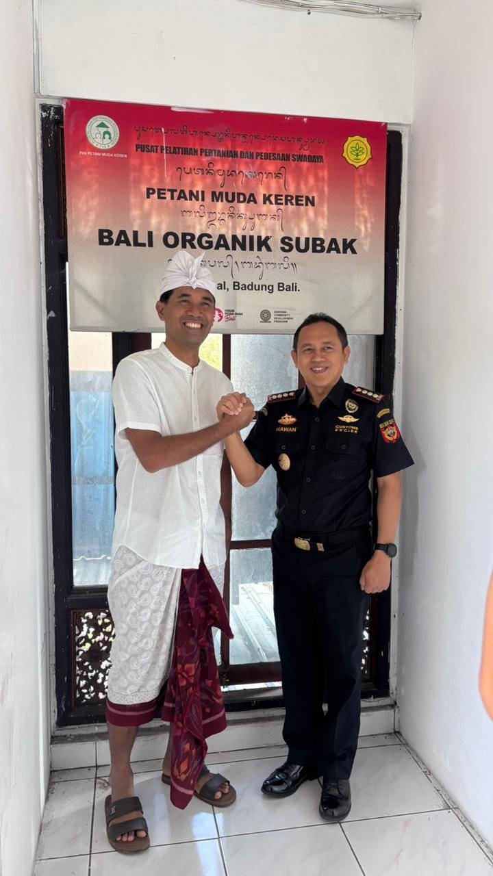 Kepala Bea Cukai Ngurah Rai bersama Ketua Koperasi Petani Muda Keren