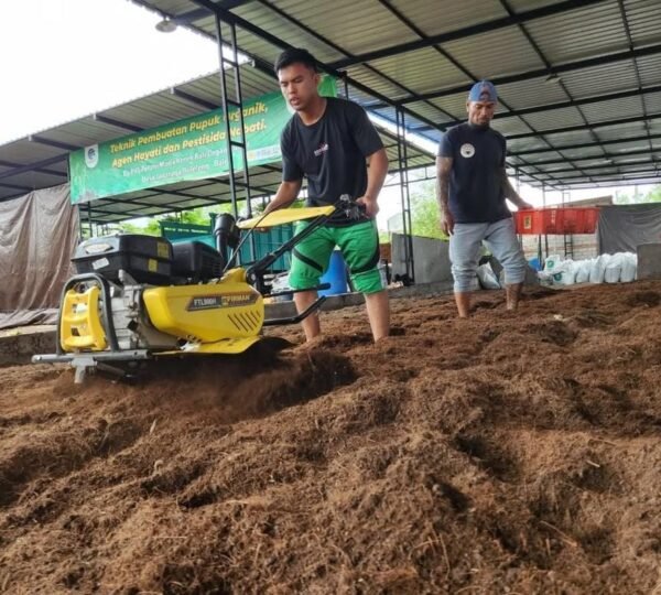 Pembuatan Pupuk Organik di P4S Bali Organikultur
