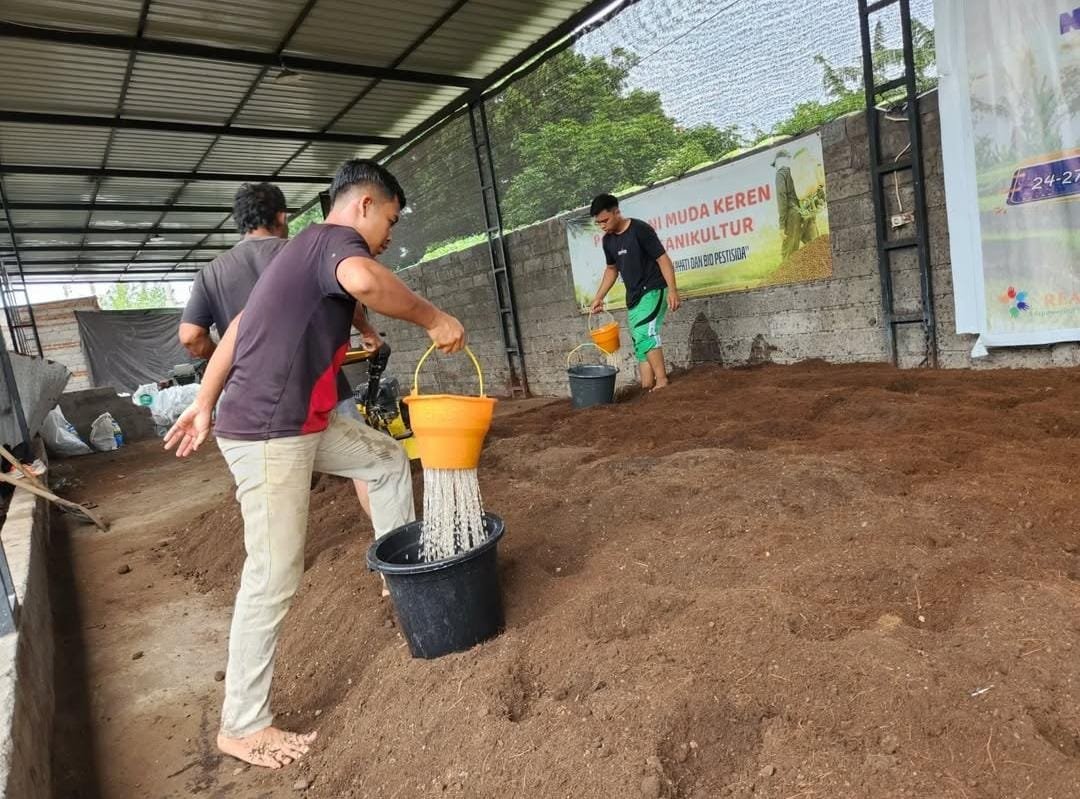Pekerja mengolah bahan organik bersama di P4S Bali Organikultur