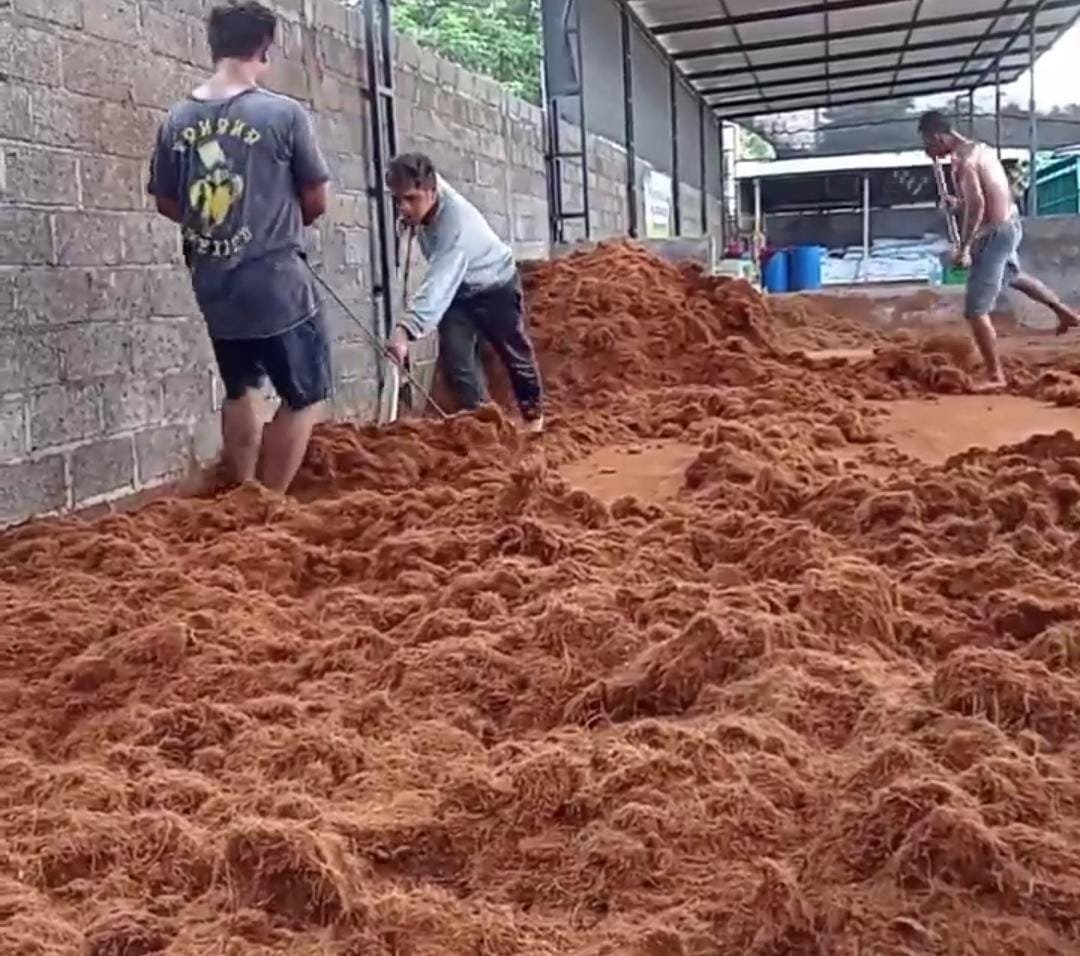 Pekerja mengolah bahan pupuk organik di fasilitas P4S Bali Organikultur