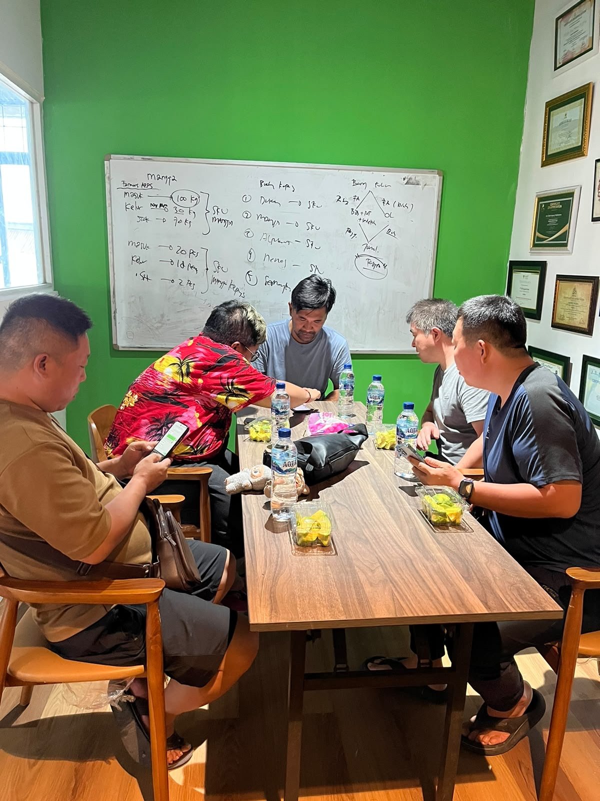 Buyer China mencicipi buah tropis Bali saat kunjungan ke Packing House BoS
