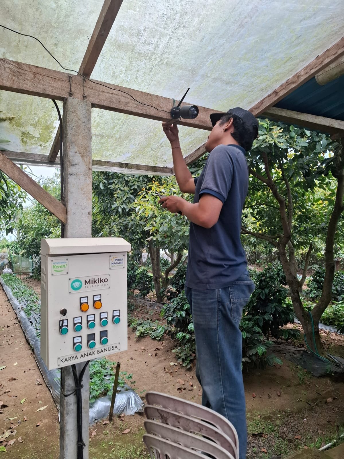 Pengecekan CCTV untuk pemantauan kebun