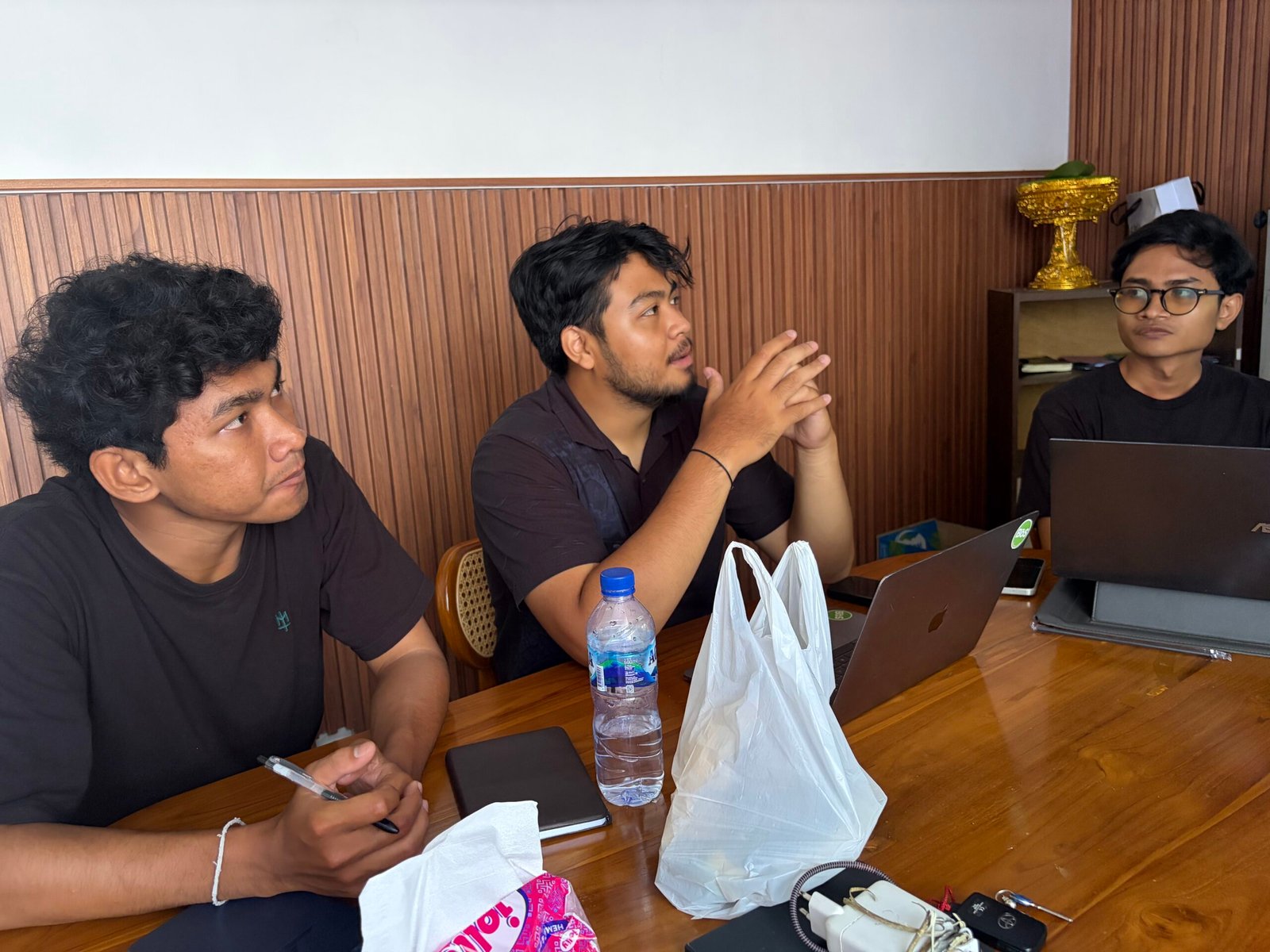 Arya dan Carlo mengembangkan SUBAKO Water Gate System di Koperasi Petani Muda Keren