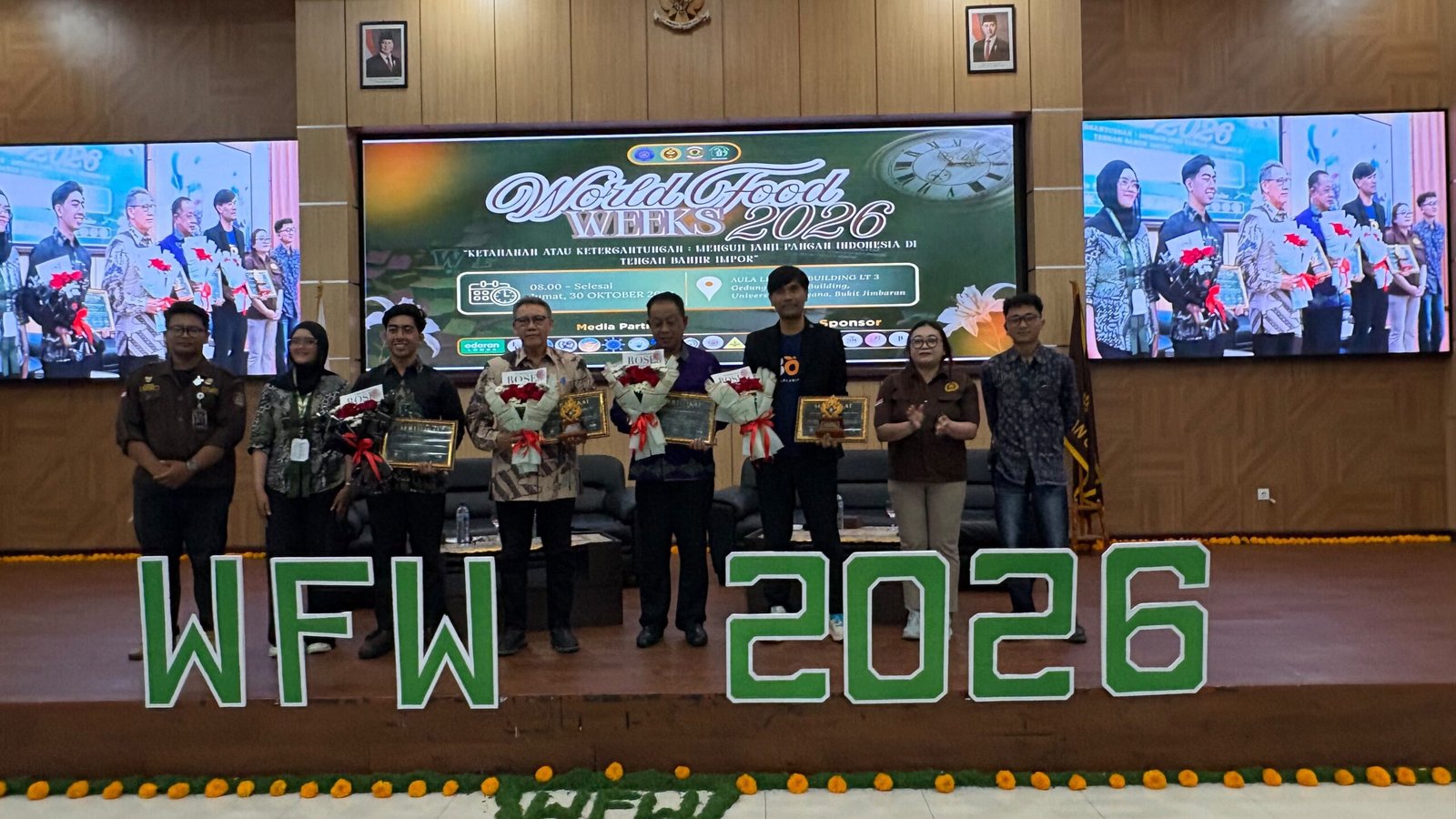 Sesi dokumentasi kegiatan dan narasumber.