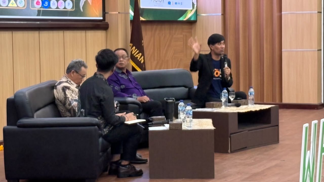 Penyerahan apresiasi kepada narasumber World Food Weeks 2026.