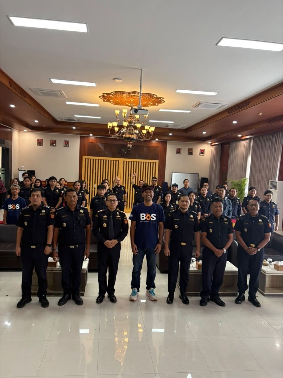 Foto bersama Bli Agung Wedhatama dan jajaran Bea Cukai Ngurah Rai dalam NR Talks